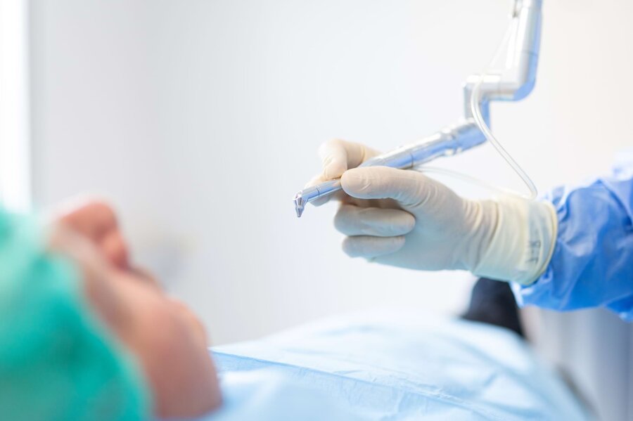 Nahaufnahme einer Behandlungssituation. Das technische Gerät liegt im Fokus.