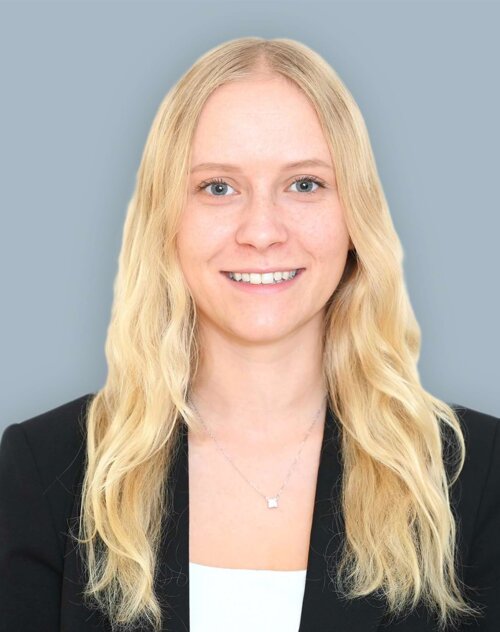 Portrait von Empfangsmitarbeiterin Annika Schär