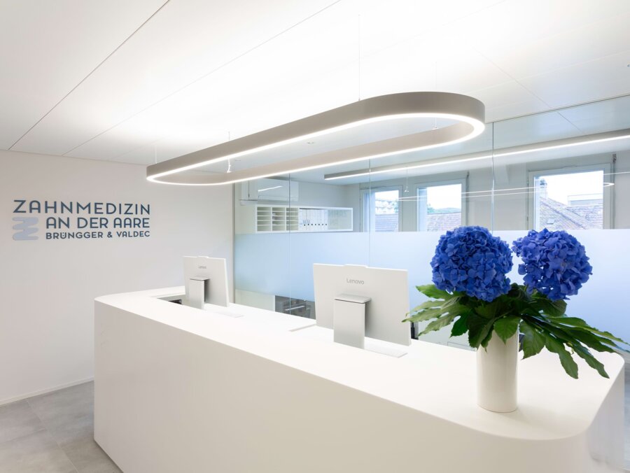 Blumen auf der Empfangstheke der Zahnarztpraxis Brüngger und Valdec in Brugg.
