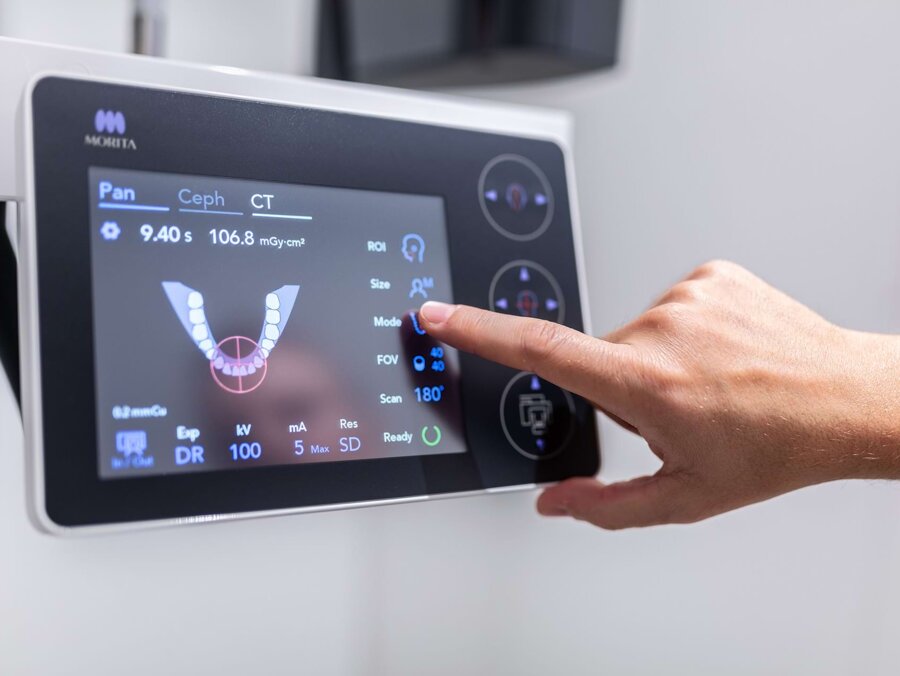 Silvio Valdec beim Bedienen moderner Technologie für oralchirurgische Behandlungen