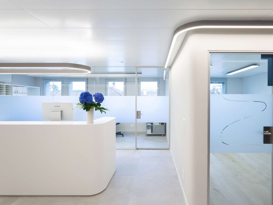 Einblick in die moderne und helle Praxis Zahnmedizin an der Aare.