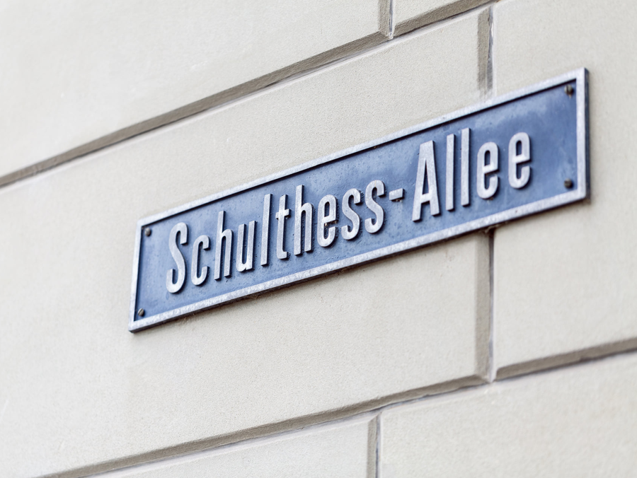 Strassenschild der Schulthess-Allee in Brugg.
