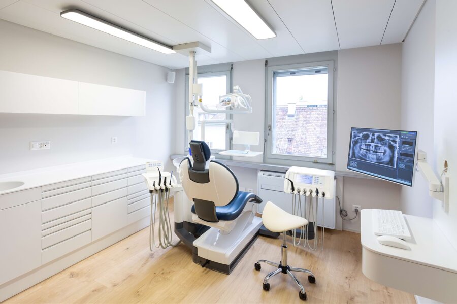 Impressionen des Praxiszimmers für zahnmedizinische Behandlungen.