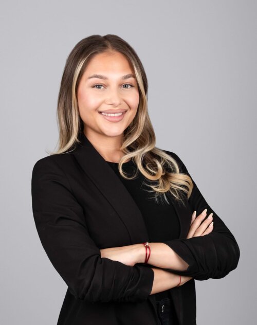 Portrait von Dentalassistentin Dejana Bahtijarevic