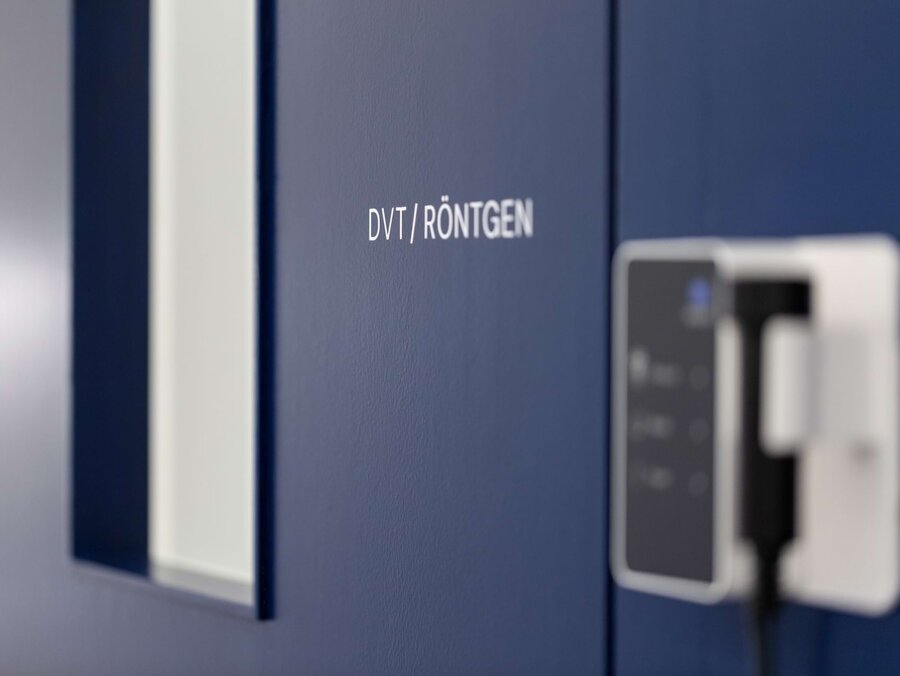 Eingangstür mit der Aufschrift "DVT/Röntgen" bei Zahnmedizin an der Aare