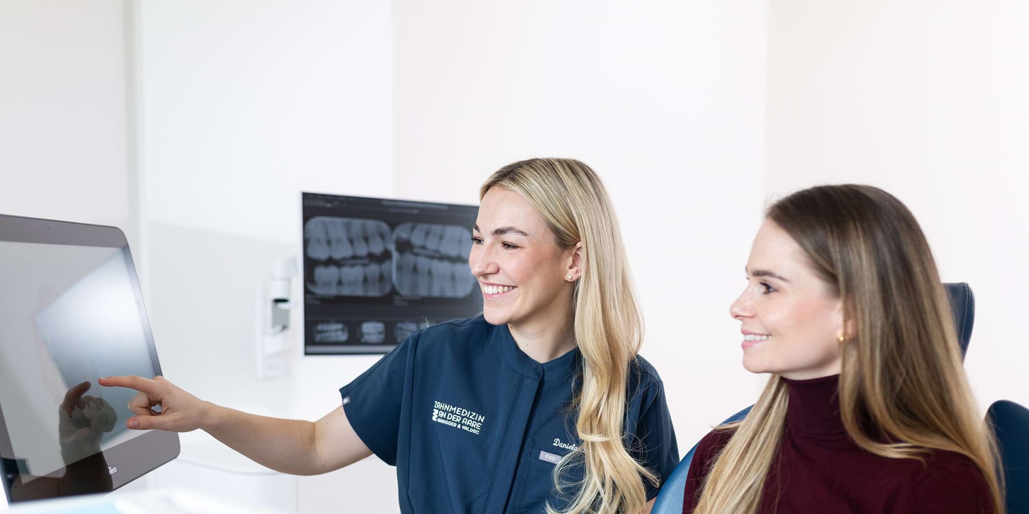 Zahnärztin Daniela Brüngger (links) erklärt einer Patientin (rechts) eine zahnmedizinische Behandlung