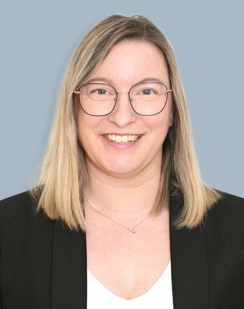 Portrait von Empfangsmitarbeiterin Sabrina Simonetta