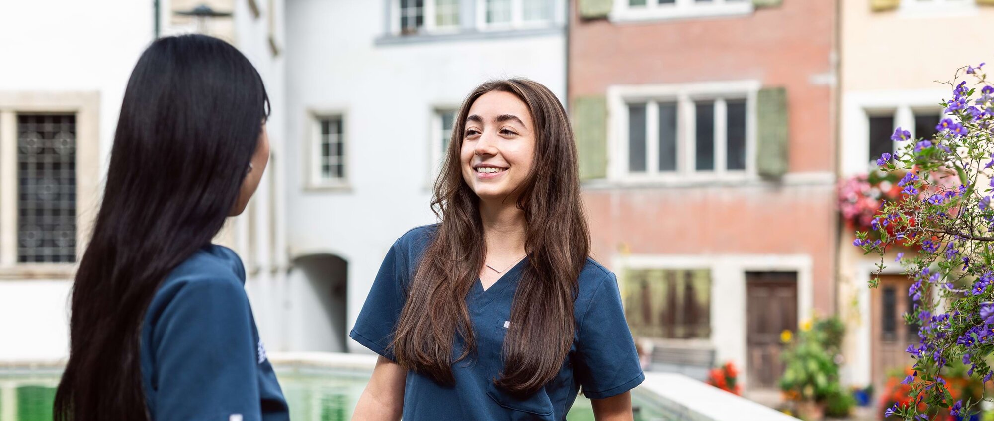 Teammitglieder treffen sich in Brugg und unterhalten sich.