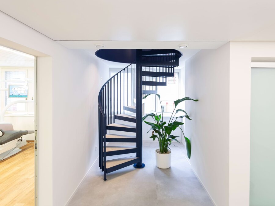 Eingangsbereich der Zahnarztpraxis Zahnmedizin an der Aare mit Treppe ins Obergeschoss.