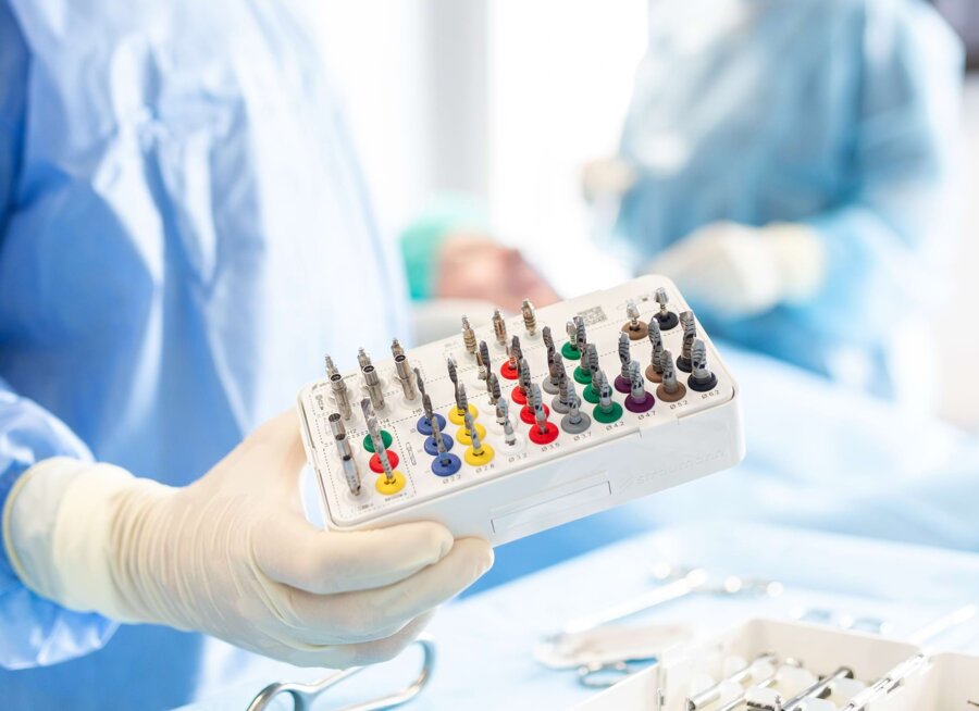 Nahaufnahme unterschiedlicher Aufsätze für zahntechnische Geräte