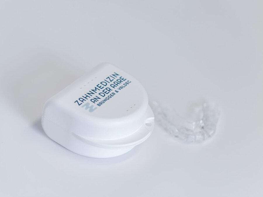 Aligner-Schienen zur Zahnbegradigung mit Case von Zahnmedizin an der Aare.