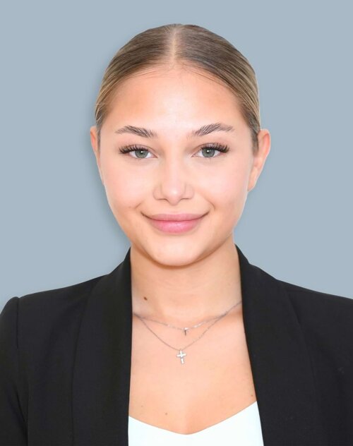 Portrait von Empfangsmitarbeiterin Dejana Bahtijarevic