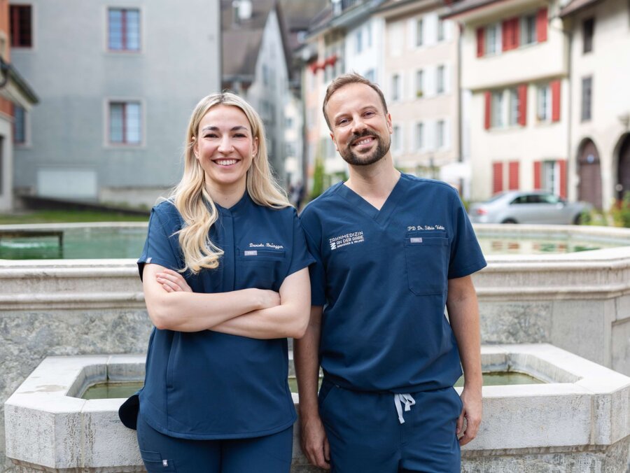 Dr. Daniela Brüngger (links) und PD Dr. Silvio Valdec (rechts) stehen vor einem Brunnen in Brugg.