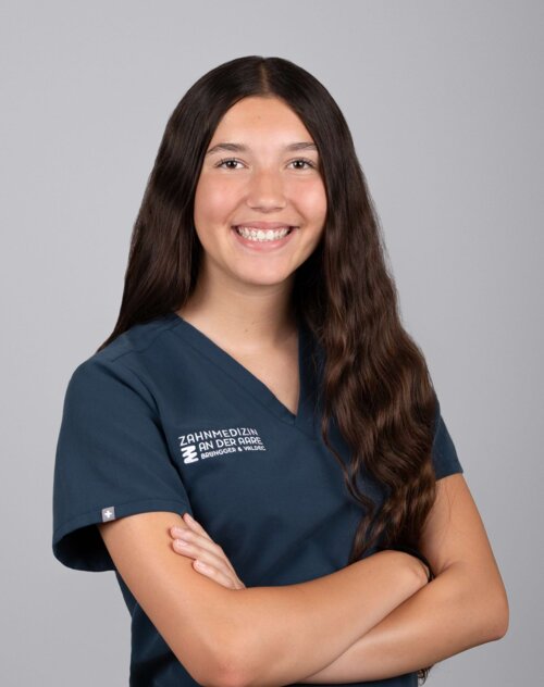 Portrait von lernende Dentalassistentin Flandra Gashi