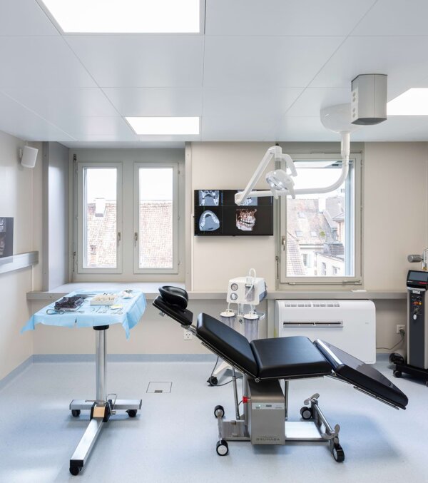 Impression aus dem Behandlungszimmer für oralchirurgische Eingriffe