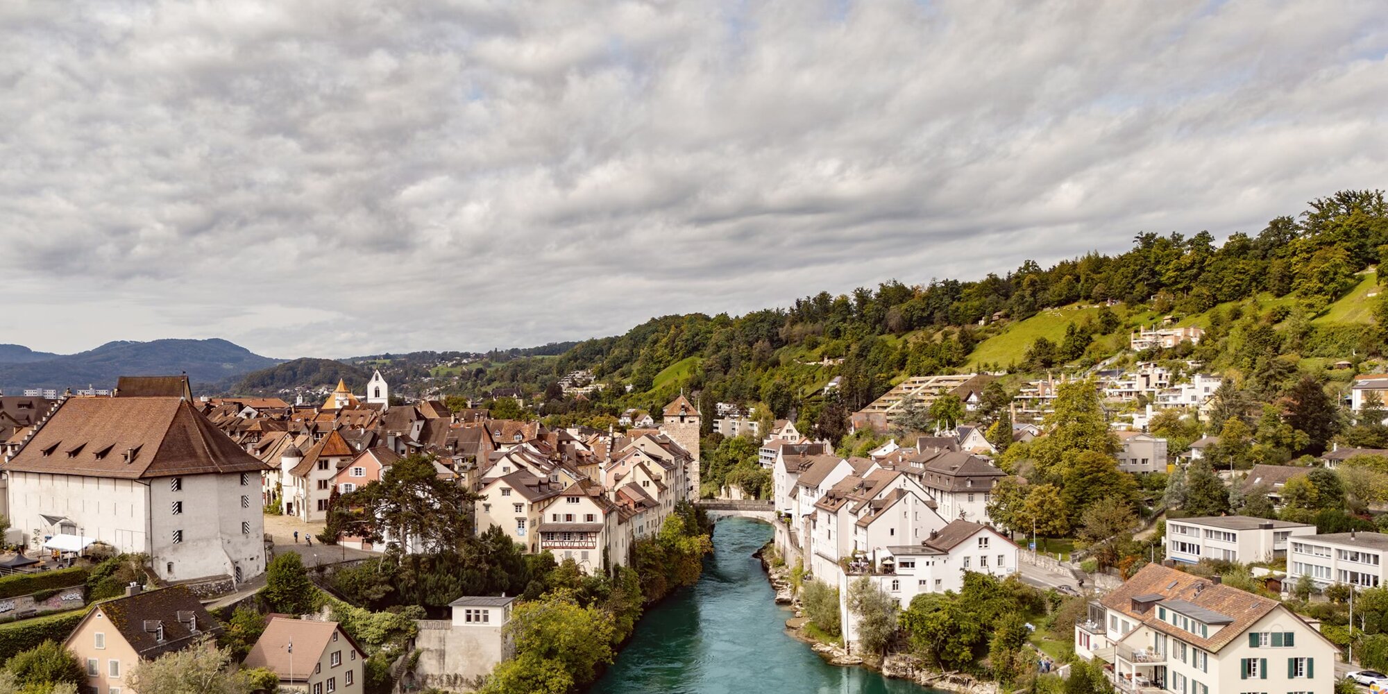 Luftaufnahme von Brugg und der Aare. Die Aare läuft zentral durch Brugg.