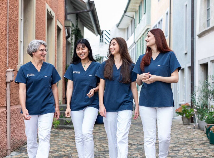 Das Team von Zahnmedizin an der Aare läuft durch Brugg.