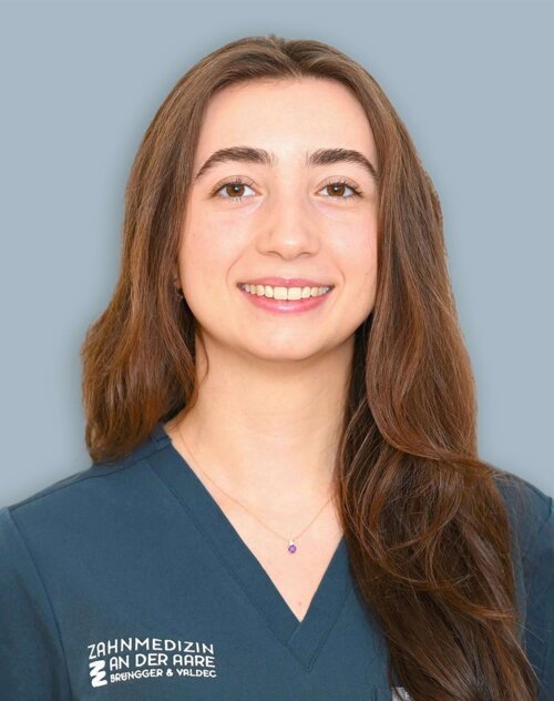 Portrait von Dentalassistentin Bengum Gungor