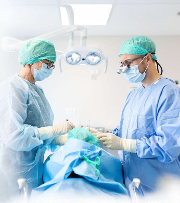 Situationsaufnahme von PD Dr. Silvio Valdec (rechts) und Assistenz (links) bei einem oralchirurgischen Eingriff