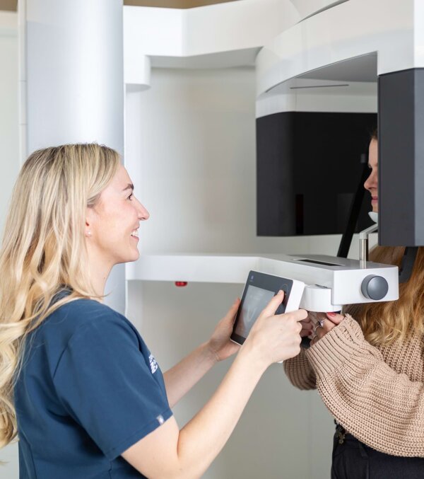 Zahnärztin Daniela Brüngger beim digitalen Scan einer Patientin