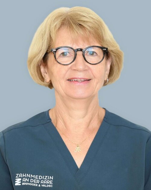Portrait von Dentalassistentin Brigitte Palandra