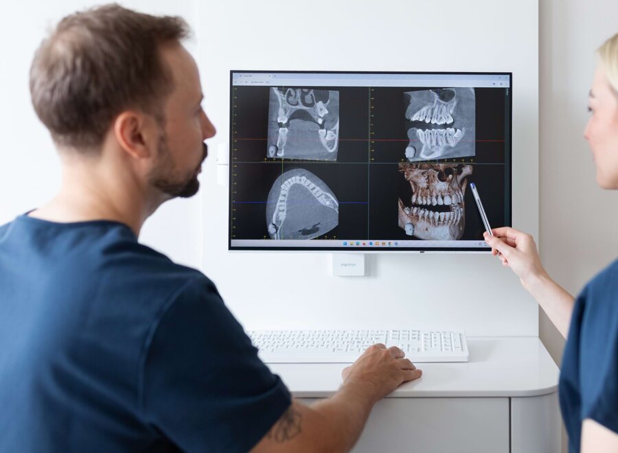PD Dr. Silvio Valdec (links) und Dr. Daniela Brüngger (rechts) betrachten zusammen die Aufnahmen eines Kiefers und besprechen sich dazu.