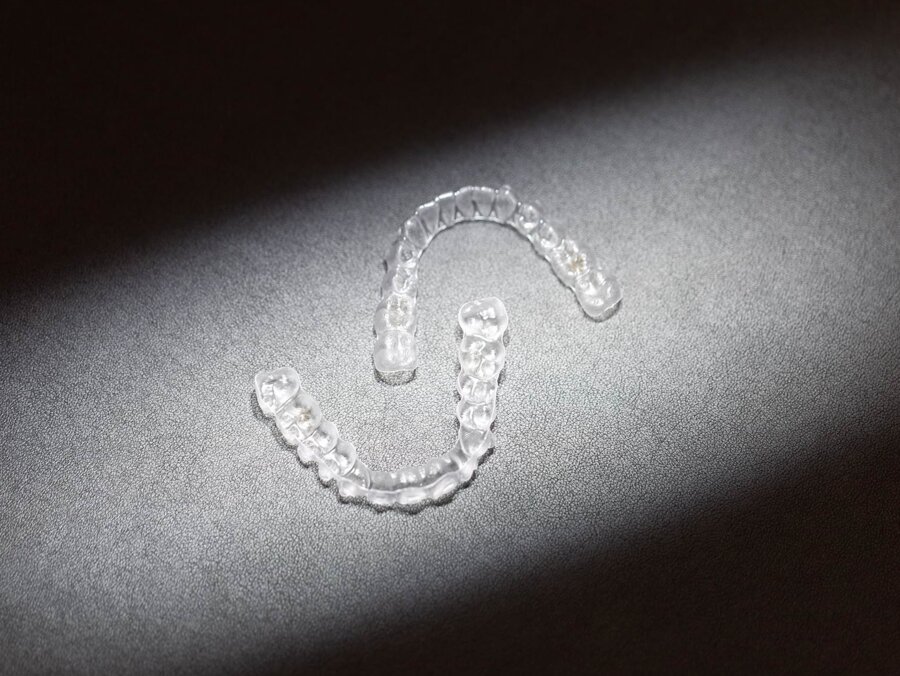 Detailbild von zwei Aligner-Schienen.