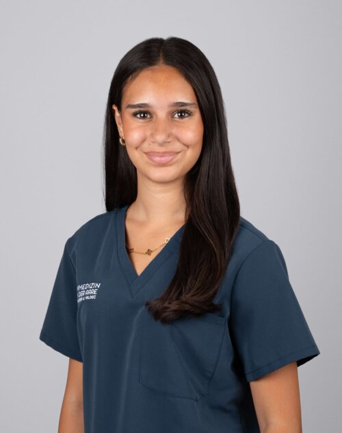 Portrait von lernende Dentalassistentin Esra Hasher